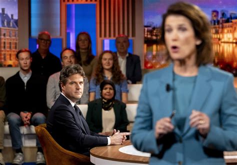 Foto van de studio van Nieuwsuur, met nadruk op de gebruikte schermen.