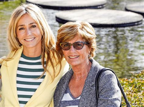 Promotionele afbeelding van de presentatoren Wendy van Dijk en Ruben Nicolai met bekende Nederlanders, die een quiz-achtige setting suggereren.