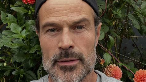 Foto van Arie Boomsma tijdens een fysieke test, die inspanning en doorzettingsvermogen toont.