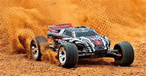 Illustratie van op afstand bestuurbare auto's in actie