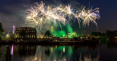 Illustratie van een vuurwerkshow georganiseerd door een lokale vereniging met strikte veiligheidsmaatregelen.