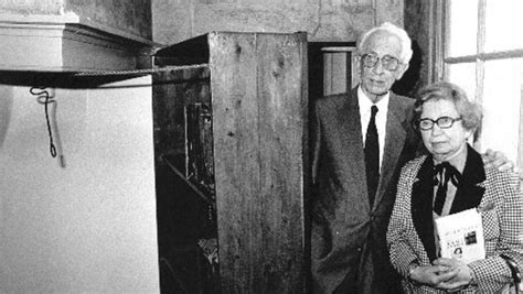 Miep Gies in het Achterhuis bij de kast die de onderduikruimte afsloot, circa 1988