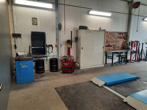 Foto van een werkplaats met gerepareerde apparatuur