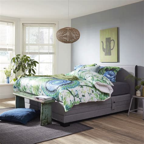 Voor-en-na foto van een slaapkamer met opgeruimde nachtkastjes