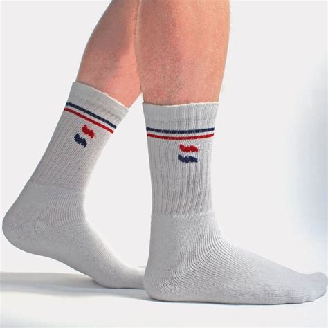 Een voorbeeld van een klassieke sock monkey, gemaakt van twee sokken.