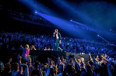 Artiesten die akoestisch optreden op een MTV Unplugged-podium
