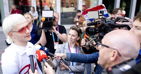 Een artiest die intiem optreedt voor een klein publiek