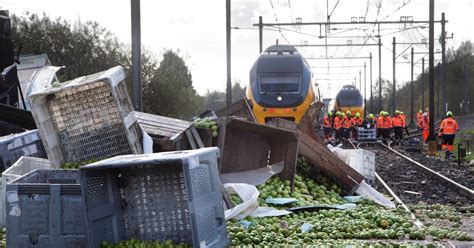 Beschadigde trein na aanrijding met vrachtwagen