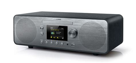 Illustratie van een moderne DAB+ radio met geïntegreerde CD-speler, die de digitale signaaloverdracht symboliseert.