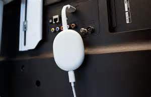 Foto van een Chromecast met een USB-naar-Ethernet-adapter aangesloten.