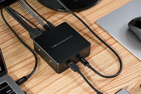 Illustratie van een externe mediaspeler aangesloten op een TV, met USB en netwerkaansluitingen