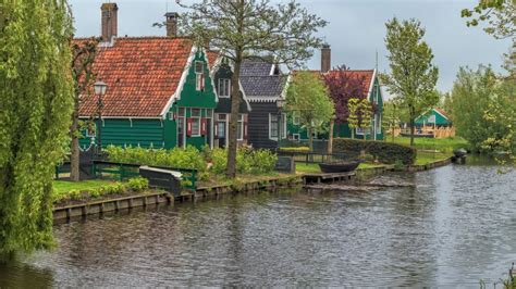 een collage van oude Nederlandse steden en dorpen