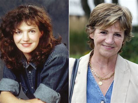 Collage van bekende Nederlandse televisieprogramma's door de jaren heen, met fragmenten uit kinderprogramma's, nieuwsbulletins en culturele uitzendingen.