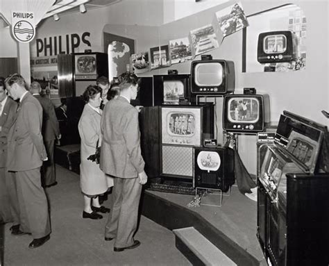 Oude televisie met daarop een fragment van een klassiek Nederlands televisieprogramma.