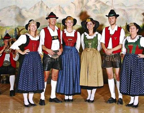 Themafoto van een levendig Oktoberfest met veel publiek en traditionele Duitse muziek