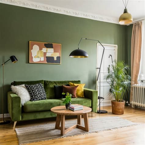 Een sfeerbeeld van een gezellige woonkamer met veel groen, passend bij de lifestyle-insteek van Eigen Huis & Tuin.