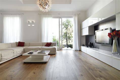 Voorbeeld van een moderne woonkamer met een strakke tv-koof die kabels verbergt.