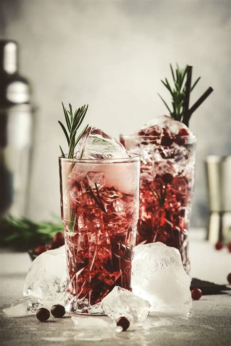 Foto van een glas blauwe bessenlimonade met rozemarijn en ijs