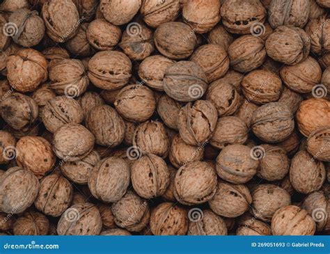 Foto van mandarijnschillen die als decoratie worden gebruikt