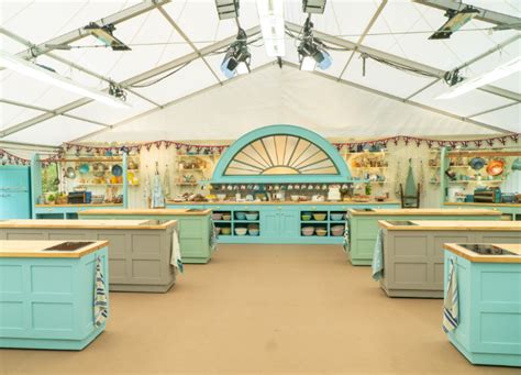 The Great British Bake Off tent in een tuin