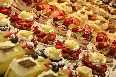 Een selectie van gebak en taarten uit The Great British Bake Off