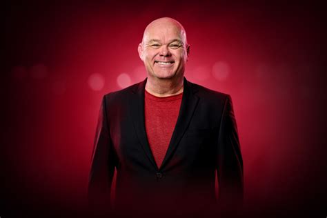 Paul de Leeuw in gesprek met ouderen tijdens een vakantiereis