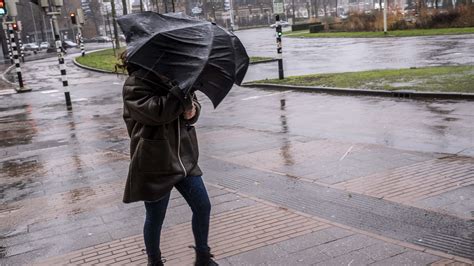 Illustratie van 4DX-stoelen met beweging en effecten zoals regen, wind en geur.