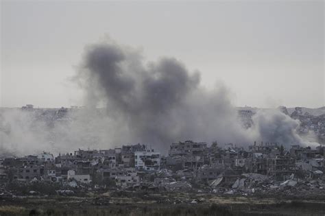 rookpluimen boven de gevangenis in Tamara