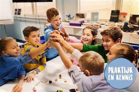 Een groepje lachende kinderen die samen een slaapkamer versieren.