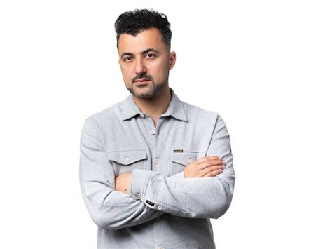 Portret van Özcan Akyol in een barbershop setting