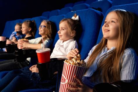 Kinderen kijken met plezier naar een film in de bioscoop tijdens Mini Mornings