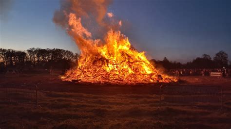 Een sfeervol paasvuur in een Twentse landschap