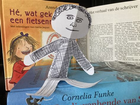 Illustratie van Miren Rojo, de hoofdpersoon van de serie, die een mysterie onderzoekt.