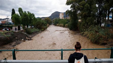 Stadsgezicht van Málaga met regen, om de sfeer van de serie te benadrukken.