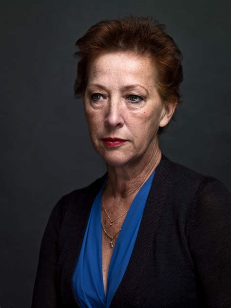Portret van Loes Luca als Lou, een 63-jarige kapster uit Schiedam met een droom van een nieuw leven in Spanje.