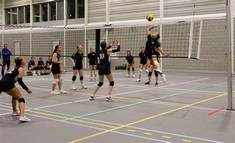 Illustratie van een volleybalwedstrijd met de teams Lycurgus en Orion Stars