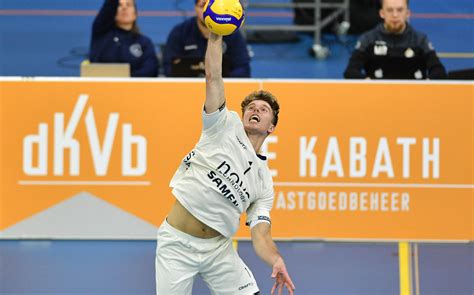 Foto van Gijs van Solkema in actie tijdens een volleybalwedstrijd