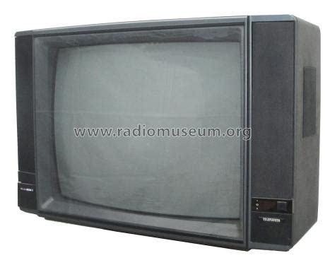 Illustratie van een oude Telefunken PalColor TV uit 1981 met een zichtbare RF-ingang.