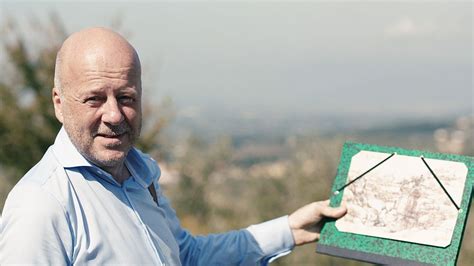 Diederik van Vleuten die een schilderij van Leonardo da Vinci bekijkt