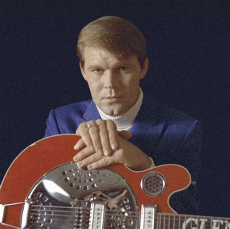 Foto van Glen Campbell met zijn gitaar.