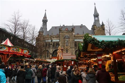 Foto van een sfeervolle Spaanse kerstmarkt met lokale producten en veel bezoekers.