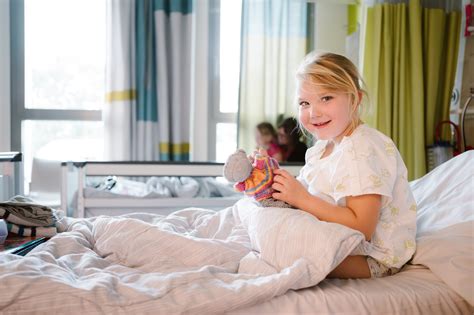 Foto van een kind in een ziekenhuisomgeving, met een speelse toets