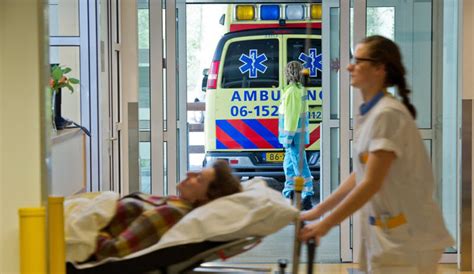 Foto van een drukke spoedeisende hulp afdeling