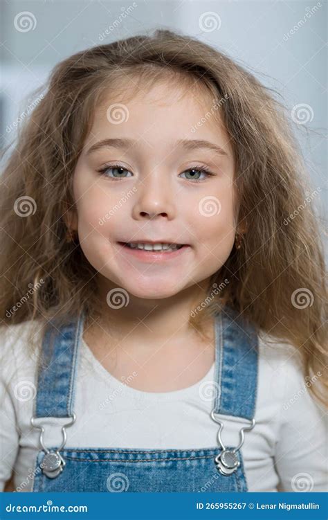 Foto van een kind met een positieve uitstraling, omringd door familie