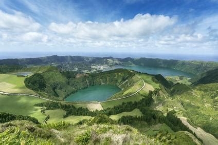 De iconische kratermeren van Sete Cidades op São Miguel, met de kenmerkende blauwe en groene meren.