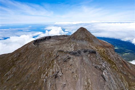 Het vulkanische landschap van Pico met de imposante Mount Pico op de achtergrond en de kenmerkende lavavelden.