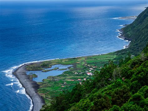 Een weelderig groen landschap op São Jorge, met kliffen die uitkijken over de Atlantische Oceaan.