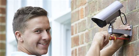 Een bewakingscamera-opname van een persoon die een gebouw binnenkomt.