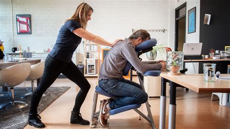 Professionele portretschilders aan het werk in een studio.