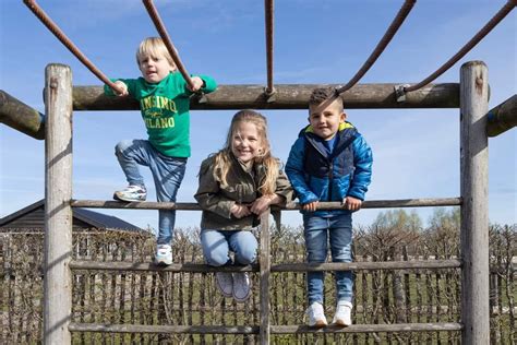 een groep lachende kinderen die op een podium staan onder de schijnwerpers